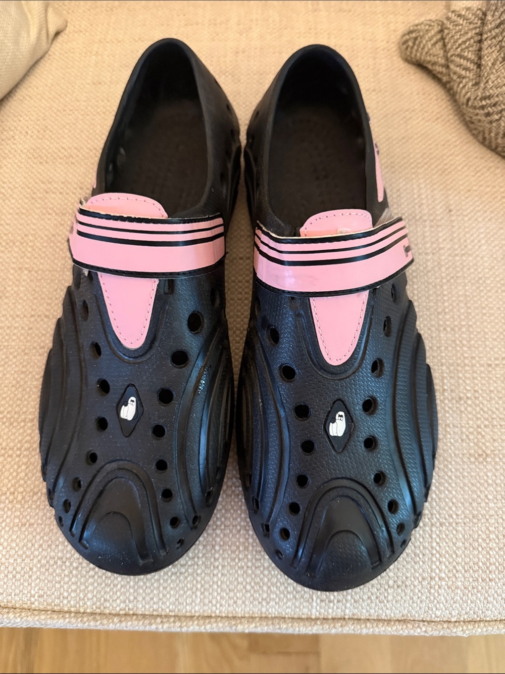 Like New Ladies Hounds Sz 9/10 Black and Pink Slip-On Clog Shoes